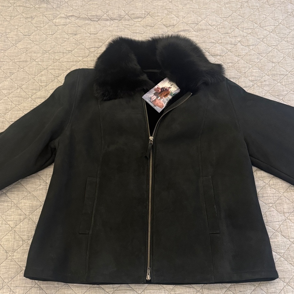 Elegant Black Leather Jacket with Faux Fur Collar